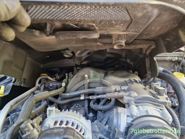 Plastikverkleidung am Jeep Wrangler JK mit 3.6-Liter-V6-Motor abnehmen