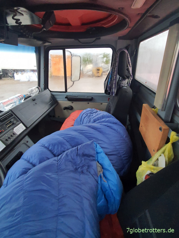 Übernachtung im Fahrerhaus des Unimog U1300L