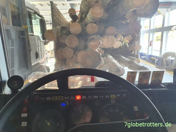 Unimog U 1300 L auf der Fähre von Dafni nach Tripiti