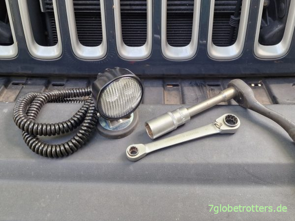 Werkzeug für den Motorölwechsel am Jeep Wrangler 3.6 V6