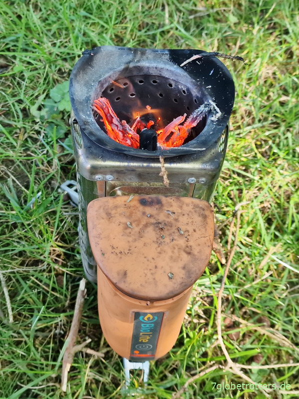 Die 1. Brennstoffladung im BioLite CampStove im Test ist verbrannt