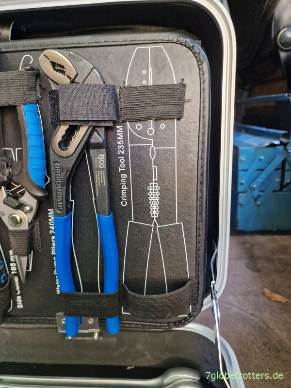 Markierung der Plätze für Werkzeug im Koffer