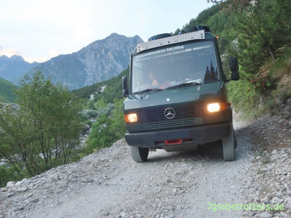 Pisten in den albanischen Bergen mit dem Mercedes 711 ohne Allrad