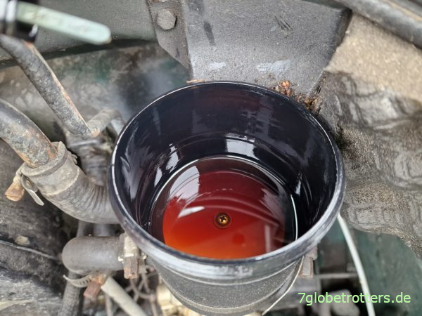 Befestigungsschraube für den Ölfilter der Servolenkung im Vorratsbehälter