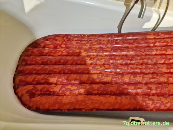 Prüfen der Luft-Isomatte auf Löcher