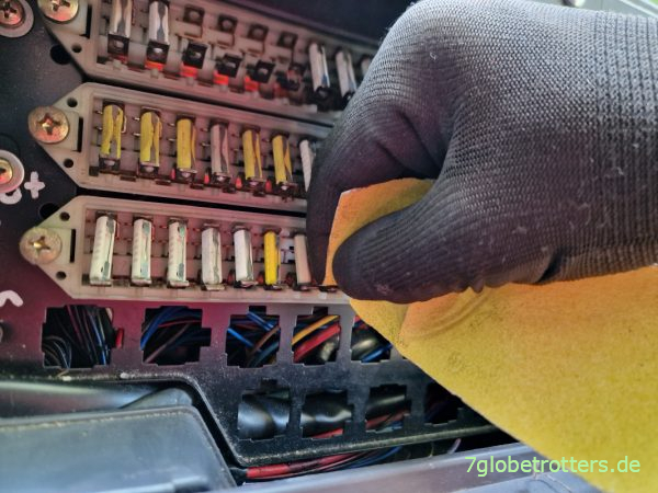 Sicherungshalter der Warnblinkanlage putzen