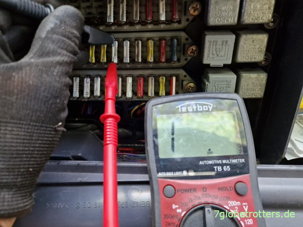 Unerkennbar defekte Sicherung der Warnblinkanlage am T2N