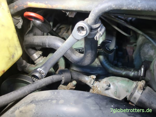 Fußschraube der Lenkpumpe lösen