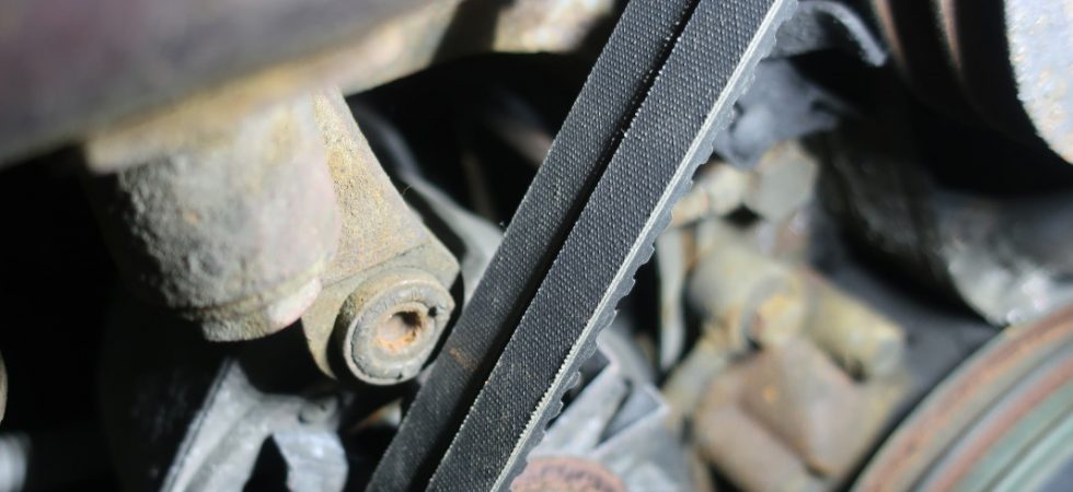 Keilriemen spannen am Mercedes T2N