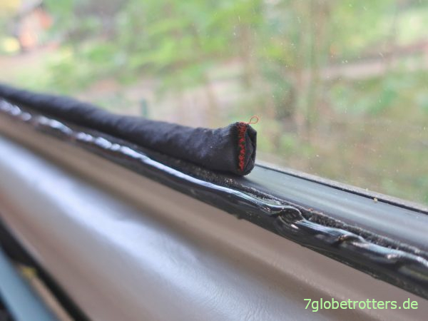 Schlauch mit Silicatkügelchen in der Doppelscheibe mit Verdunklung