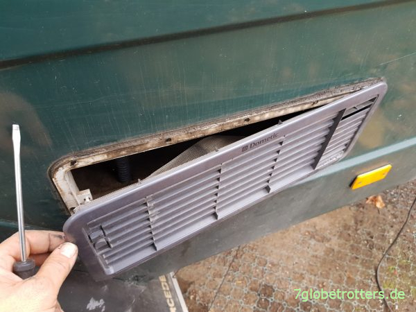 Ausbau des Lüftergitters am Absorberkühlschrank