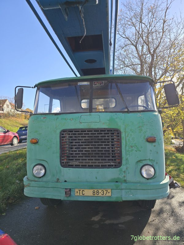Fromntansicht Škoda 706 MT mit Hubsteiger Fromntansicht Škoda 706 MT mit Hubsteiger