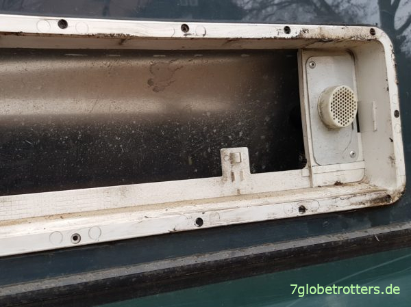 Oberes Lüftungsgitter des Absorberkühlschranks mit Halterung für das Abgasrohr