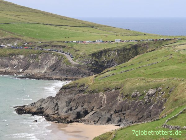 Schöner Strand mit überlaufenen Stellplatz am Dunnmore Head Irland