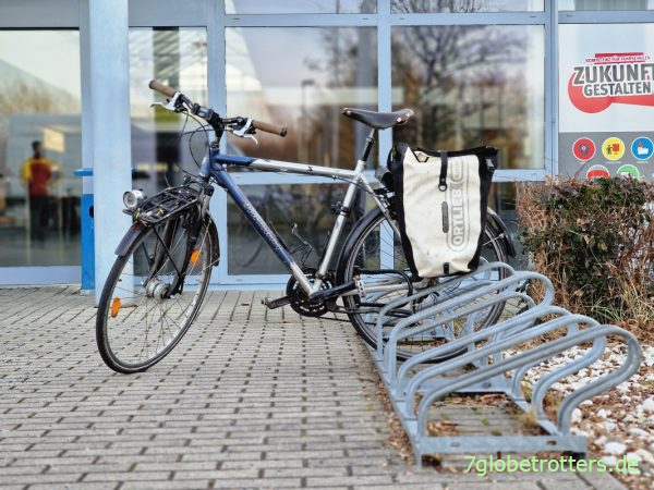 Freier Parkplatz vor der Zulassungsstelle
