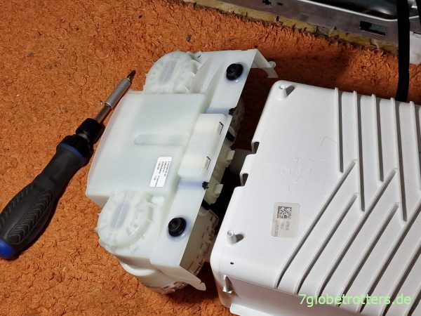 Pumpeneinheit und Gehäuse der Miele TwinDos-Einheit abtrennen