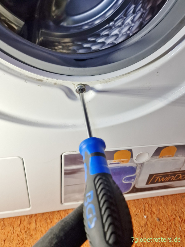 Schraube TX30 unter der Waschtrommel