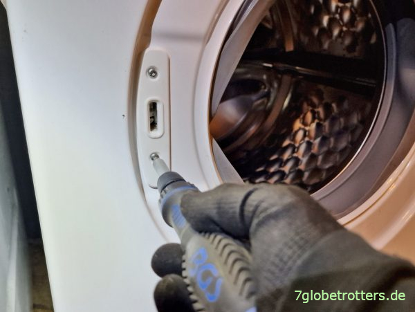 Schrauben der T&uuml;r Verriegelung der Miele Waschmaschine W1 &ouml;ffnen