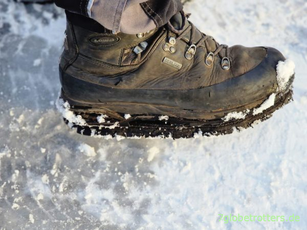 Test der Schuhe mit Autoreifen-Sohle auf Schnee und Eis