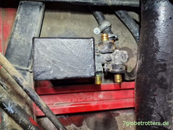 Abgezogene Leitungen am Stellantrieb der Warmwasserheizung