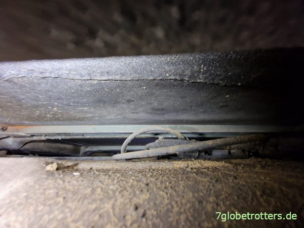 Chaos aus Diesel- und Warmwasserleitungen über dem linken Tank