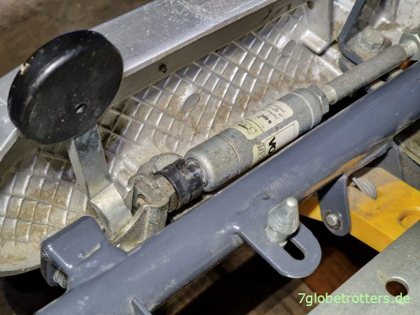 Defekte Gasfeder für die Arretierung der Rückenlehne an Vogelsitzen