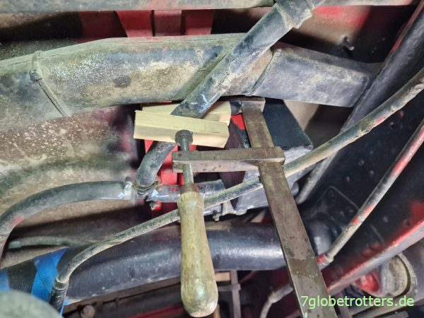 Leitungen der Warmwasserheizung im Wohnmobil abklemmen