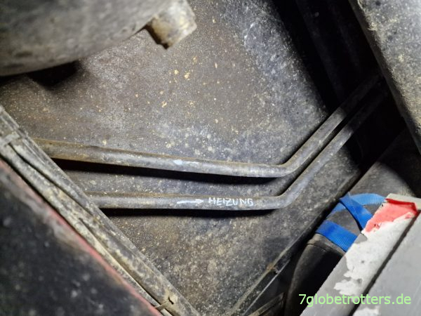 Leitungen für die Warmwasserheizung unterm Wohnmobil