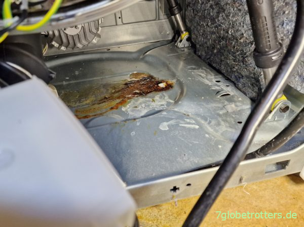 Waschmittelreste und Rost auf der Bodenplatte der Miele Waschmaschine W1