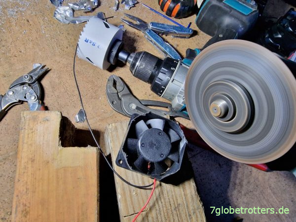 Zurechtflexen der PC-Lüfter für den Einbau im Wasserheizkörper