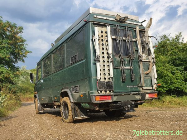 6er Fahrradträger senkrecht am Heck des Mercedes 711