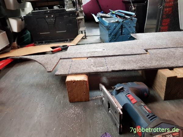 Bau der thermischen Trennung links vom Fahrersitz