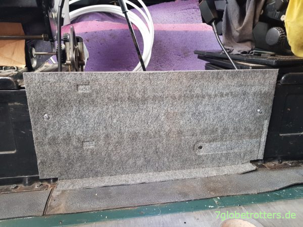 Kaltluftbarriere zwischen den Vordersitzen im Kastenwagen