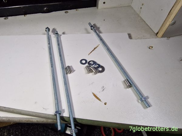 M6-Gewindestangen und Hülsenmuttern für das Regal am Eingang