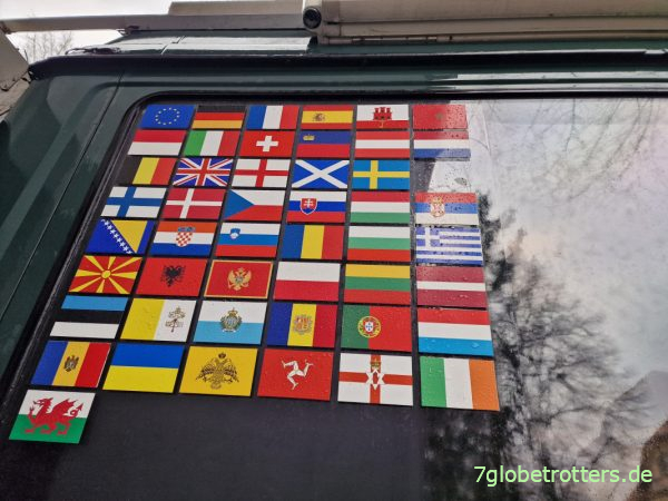 Mit dem Kärcher gelöste Flagge am Busheck