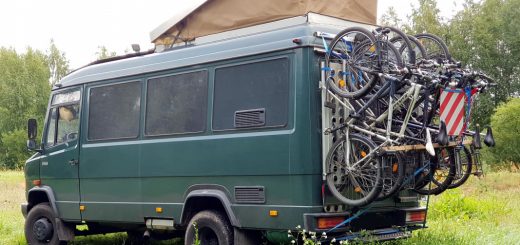 Selbst gebauter Fahrradträger senkrecht am Heck