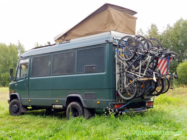 Selbst gebauter Fahrradträger senkrecht am Heck