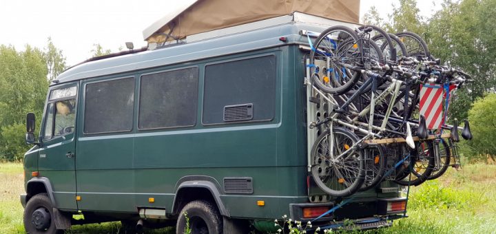 Selbst gebauter Fahrradträger senkrecht am Heck