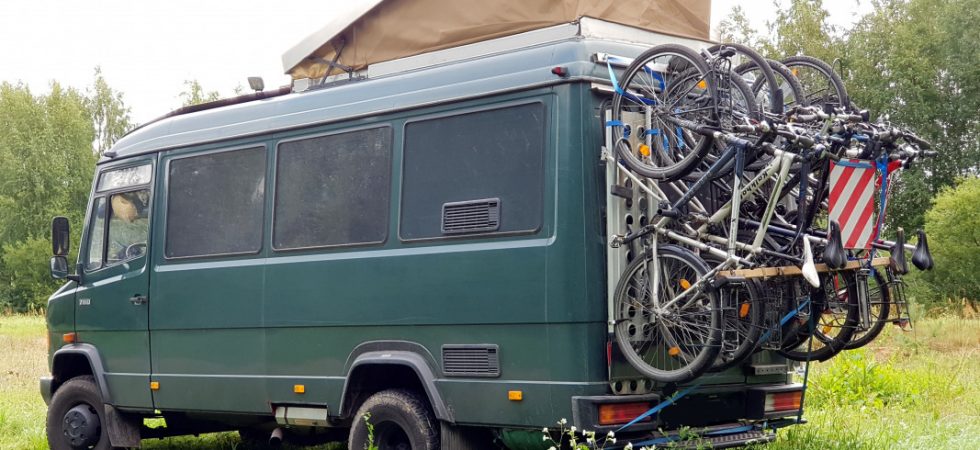 Selbst gebauter Fahrradträger senkrecht am Heck