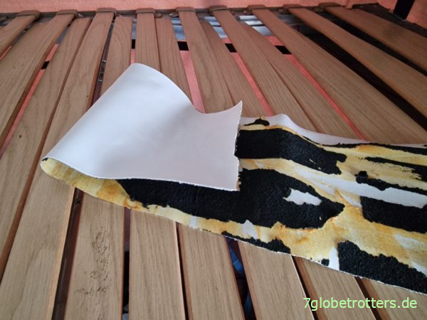 Alte Kunstlederverkleidung über dem Hubbett