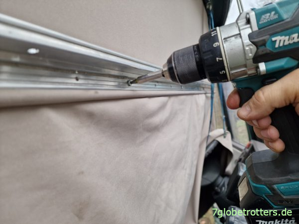 Befestigung der Halteleiste für den Vorhang am Hubbett