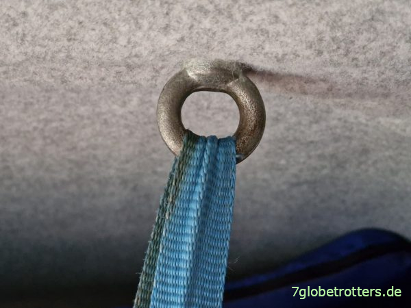 Das Hubbett hängt an stählernen Ringschrauben