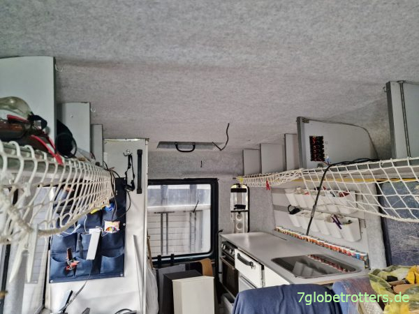 Deckenverkleidung aus Selbstklebefilz im Wohnmobil