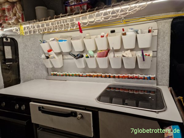 Deckenverkleidung aus Selbstklebefilz in der WoMo-Küche