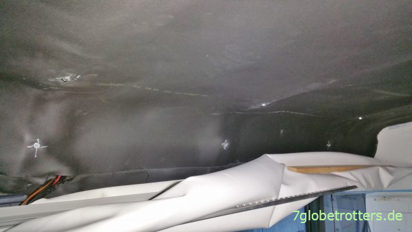 Einziehmuttern und Kabel unter der Deckenverkleidung mit Armaflex und Kunstleder