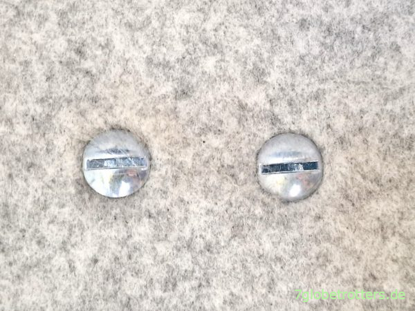 Flachkopfschrauben mit Schlitz an der Filzdecke