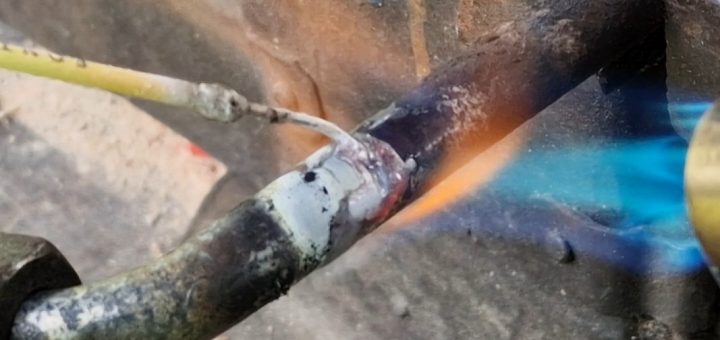 Es gibt bessere Methoden als Hartlöten mit der Lötlampe, aber der Test mit Silberlot zeigt gute Ergebnisse für Reparaturen unterwegs.