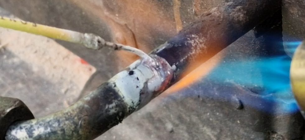Es gibt bessere Methoden als Hartlöten mit der Lötlampe, aber der Test mit Silberlot zeigt gute Ergebnisse für Reparaturen unterwegs.