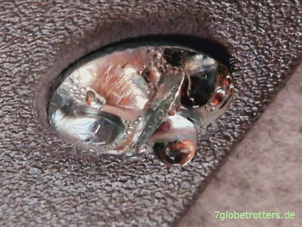 Kondenswasser an einer Stahlschraube im Wohnmobil