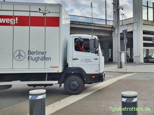 Mercedes 814 am Flughafen BER